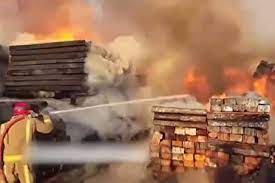 مهار آتش سوزی گسترده در انبار چوب دیزل آباد