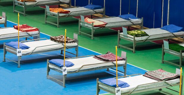 استقرار تخت های ویژه بستری بیماران کرونایی در سالن و فضاهای دیگر بیمارستان اردبیل