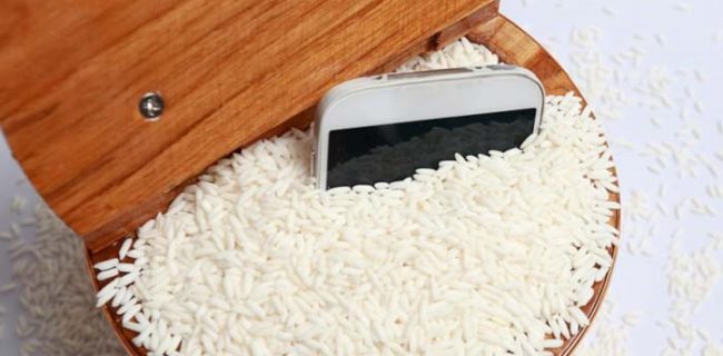 گوشی خیس شده را در برنج قرار ندهید!