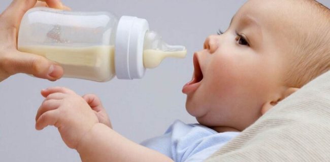 کودک تا چه سنی باید شیر مادر بخورد/ اهمیت مصرف مکمل ها