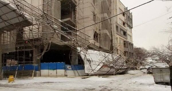 سقوط داربست ساختمانی در بلوار اندرزگو تهران