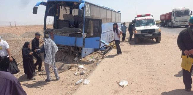 تصادف اتوبوس مسافربری ۴۷ مصدوم بر جا گذاشت