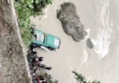 ۸ کشته بر اثر سقوط یک خودروی مسافربری در رودخانه در افغانستان