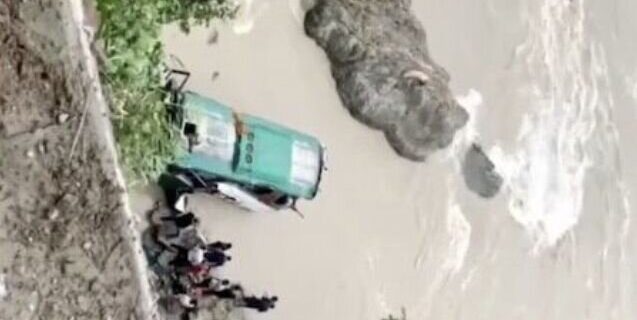 ۸ کشته بر اثر سقوط یک خودروی مسافربری در رودخانه در افغانستان