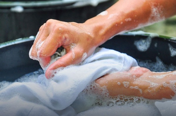 بهترین روش شستن پرده با دست چیست؟